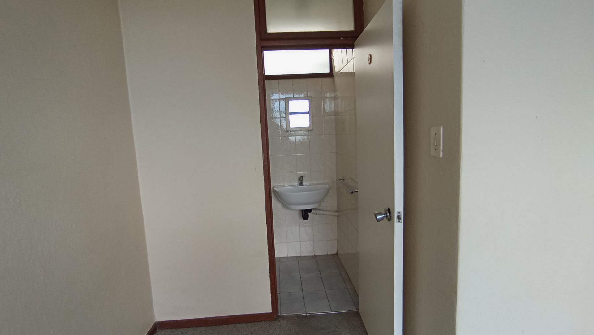 Bathroom 2 - 19 square meters of property in Pinetown 
