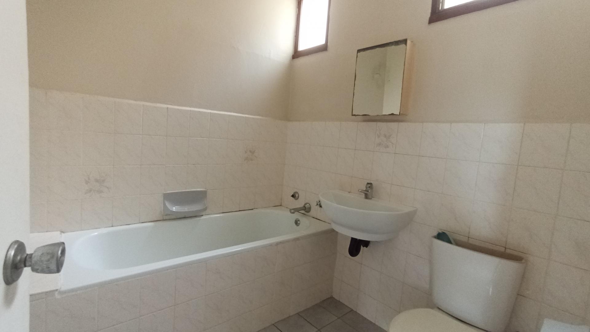 Bathroom 2 - 5 square meters of property in Pinetown 
