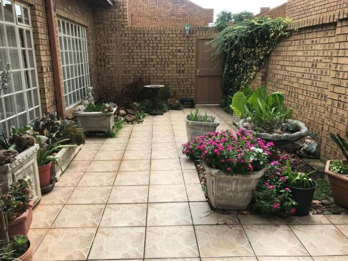 3 Bedroom Simplex for Sale For Sale in Middelburg - MP - MR708106
