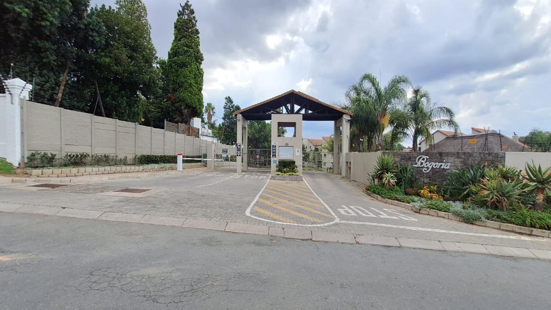 Front View of property in Paulshof