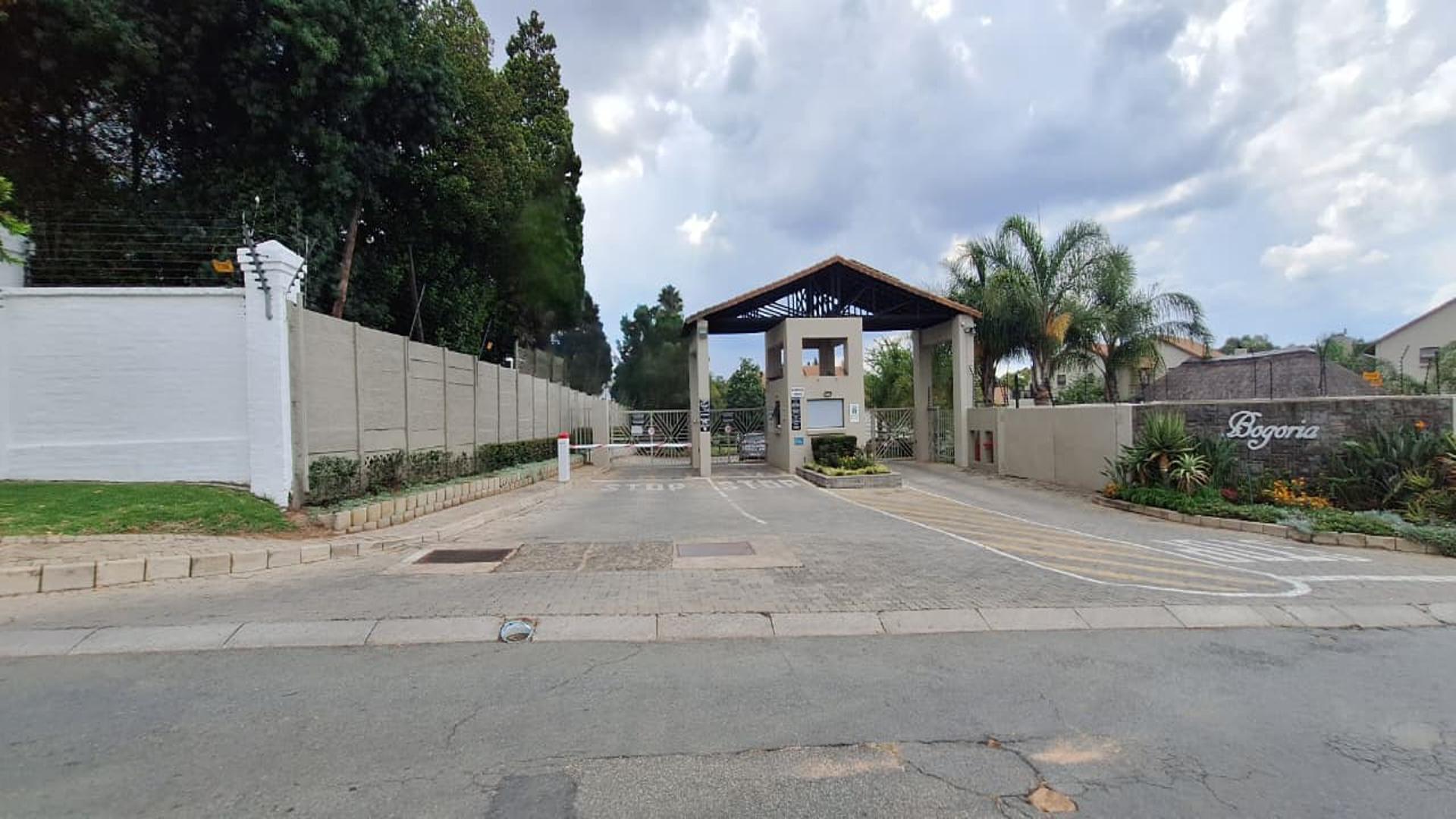 Front View of property in Paulshof