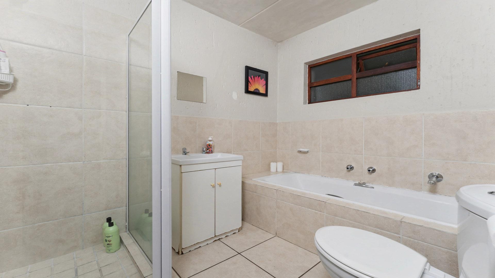 Bathroom 1 of property in Paulshof