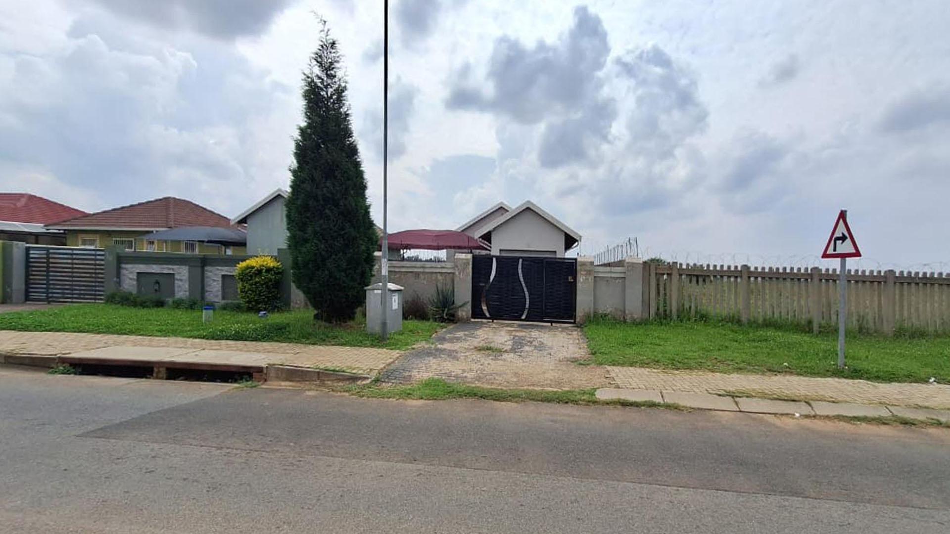 Front View of property in Salfin