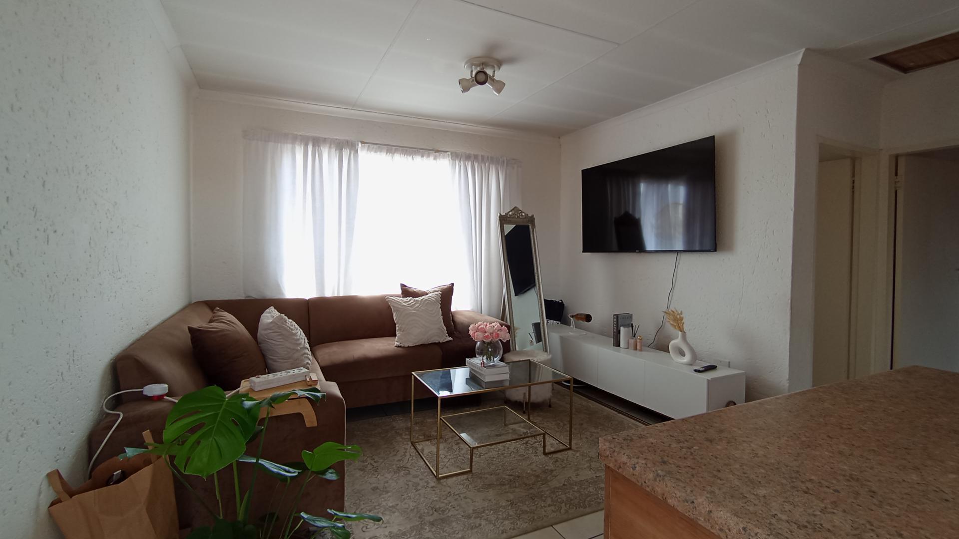 Lounges - 13 square meters of property in The Reeds