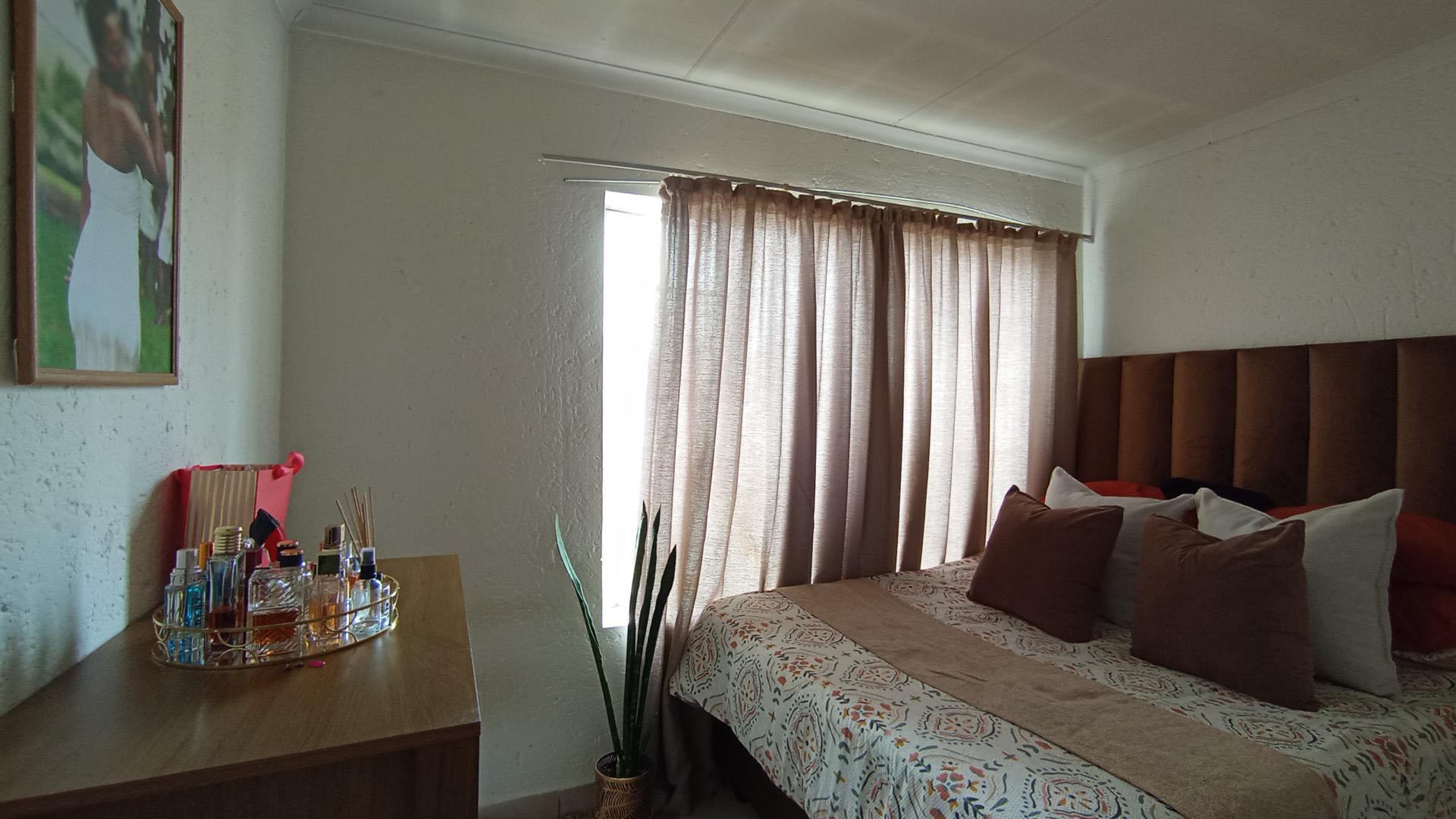 Bed Room 1 - 10 square meters of property in The Reeds