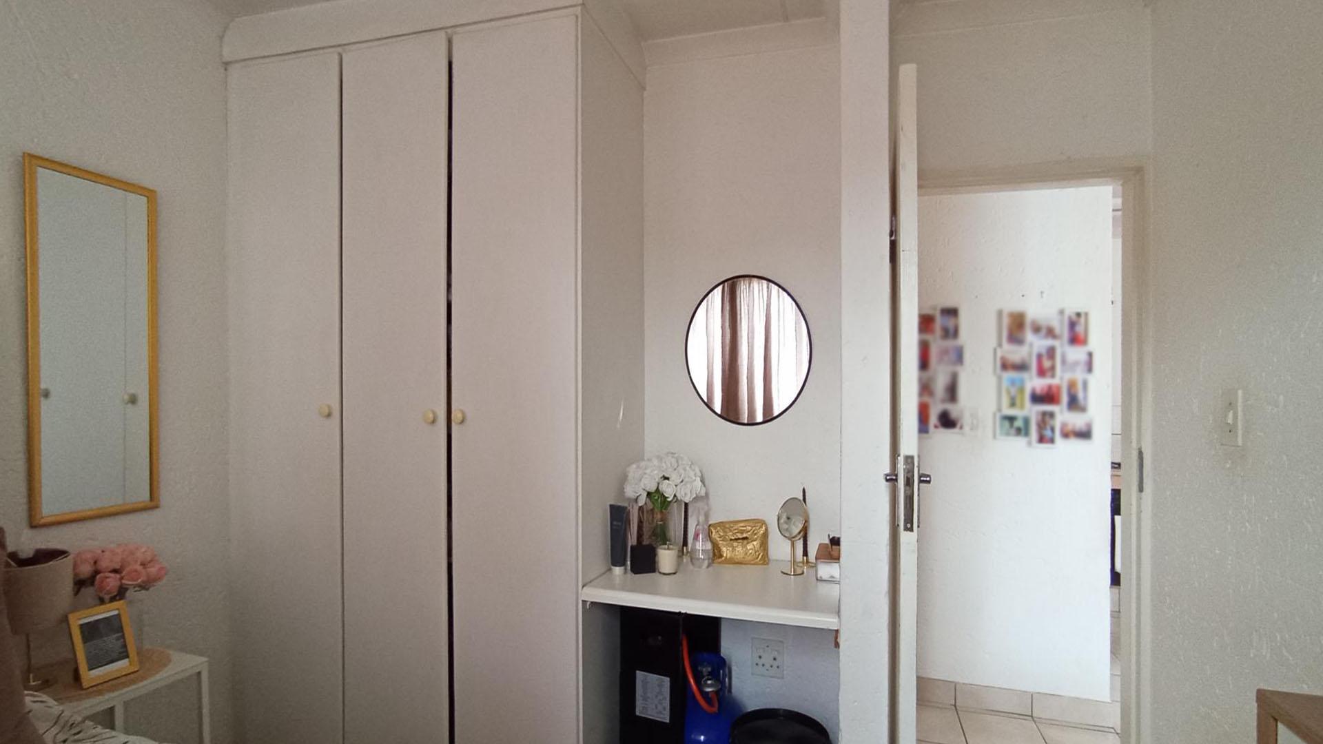 Bed Room 1 - 10 square meters of property in The Reeds