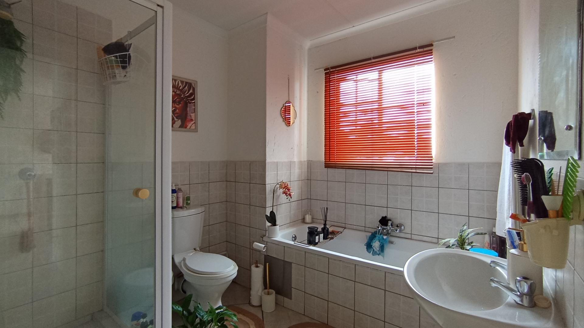 Bathroom 1 - 6 square meters of property in The Reeds