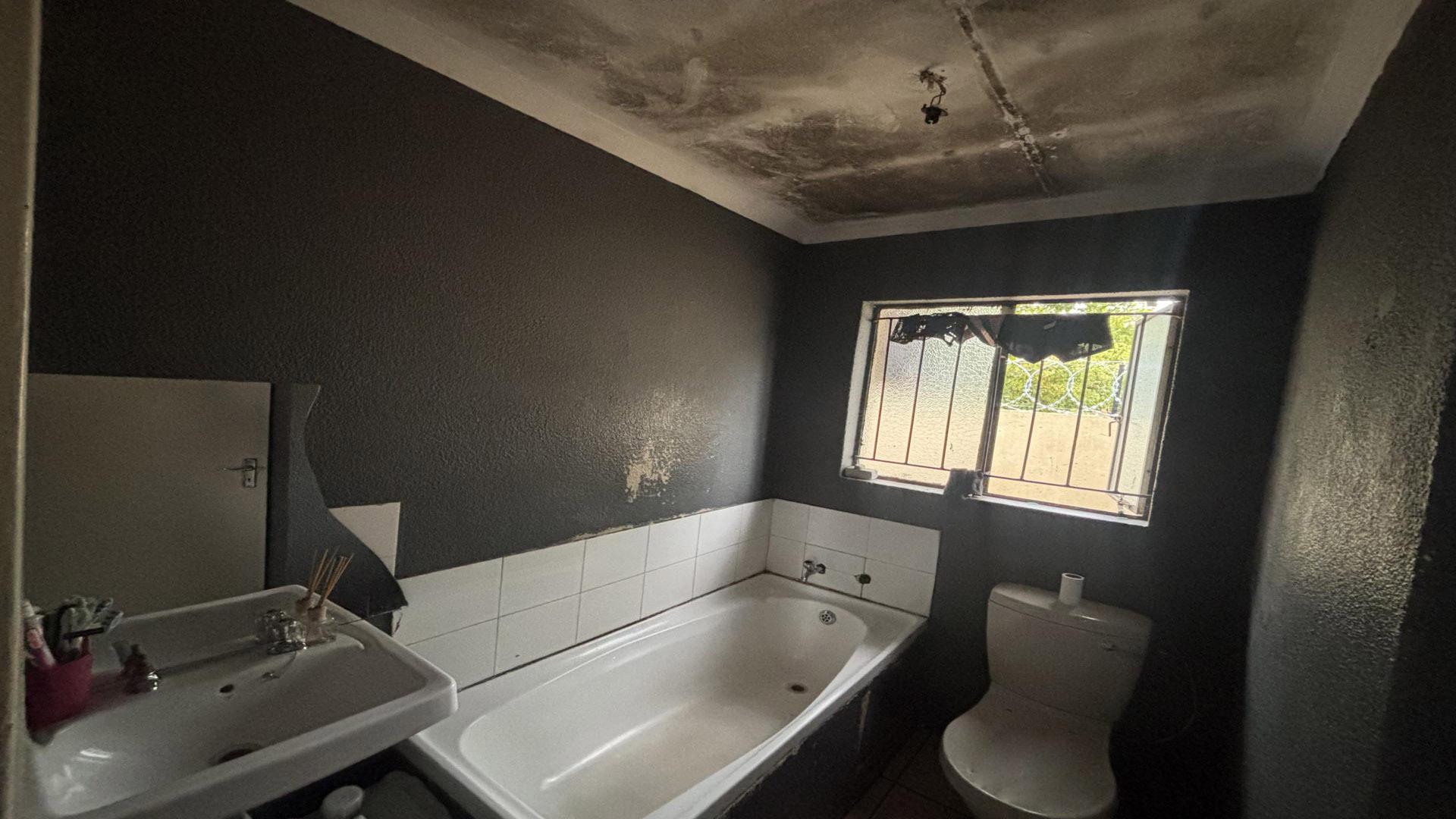 Bathroom 2 of property in Finsbury