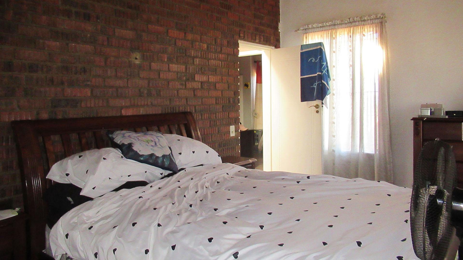 Bed Room 1 - 14 square meters of property in The Hill