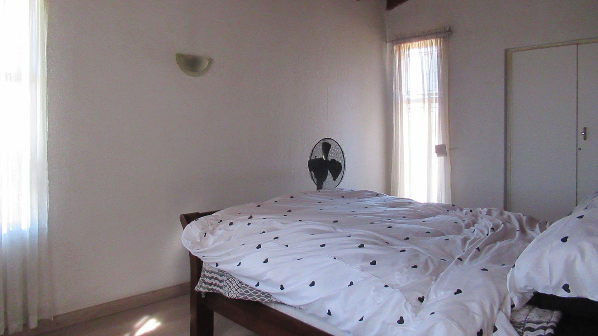 Bed Room 1 - 14 square meters of property in The Hill