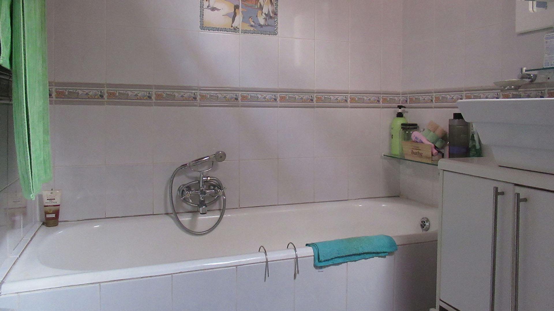 Bathroom 2 - 4 square meters of property in The Hill