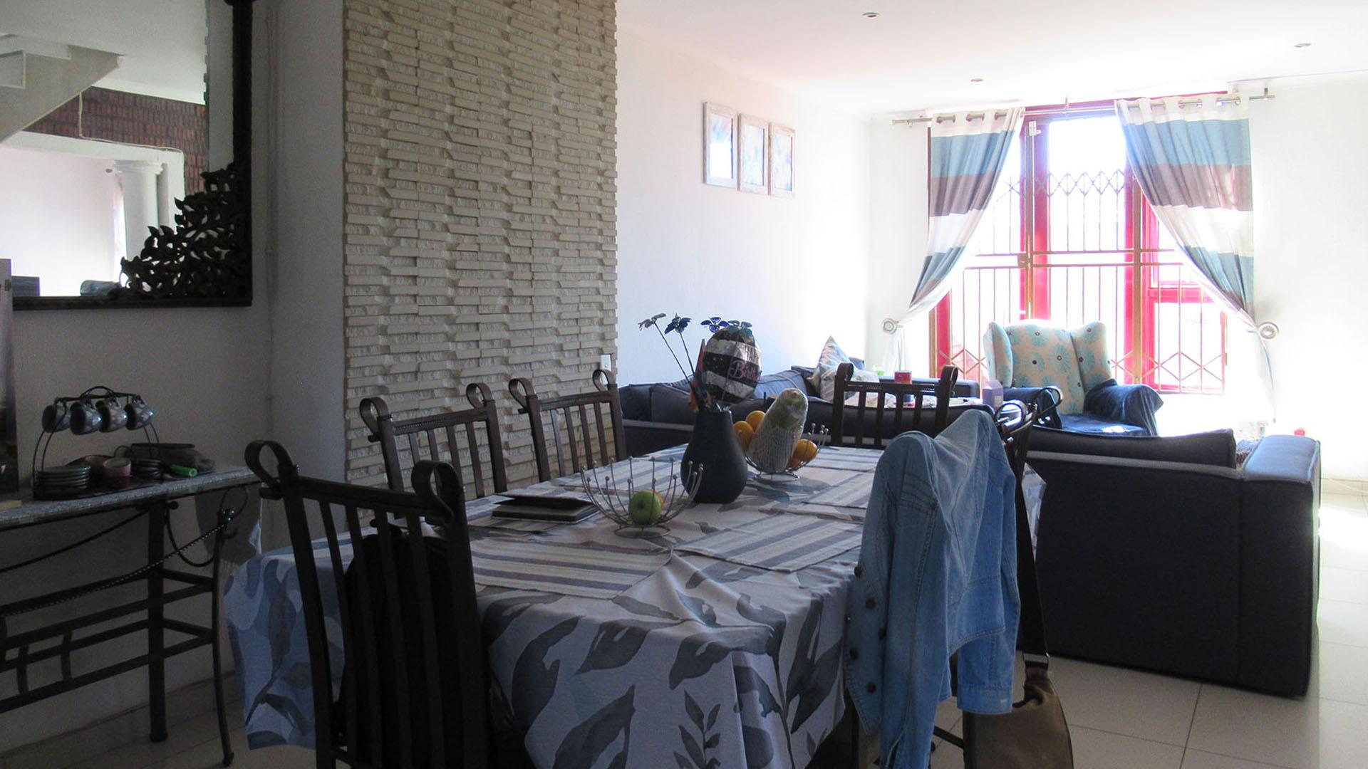 Dining Room - 11 square meters of property in The Hill