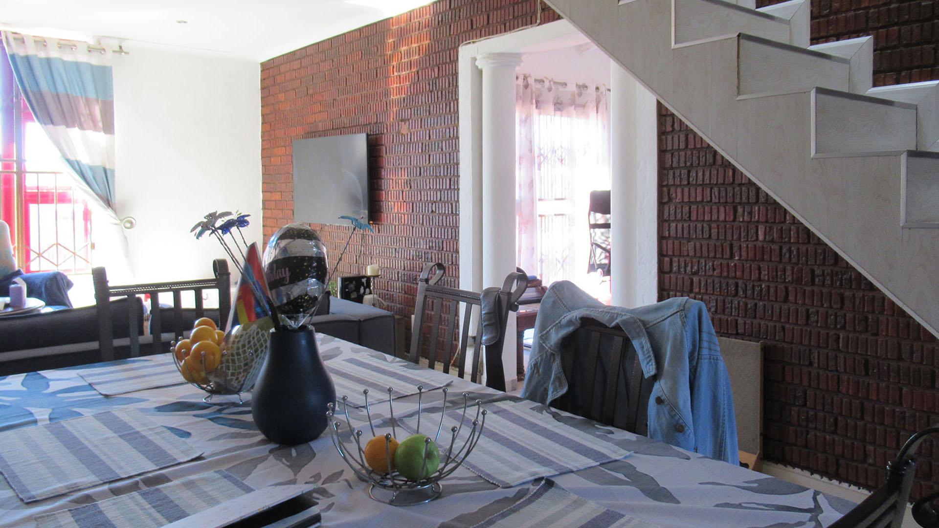 Dining Room - 11 square meters of property in The Hill