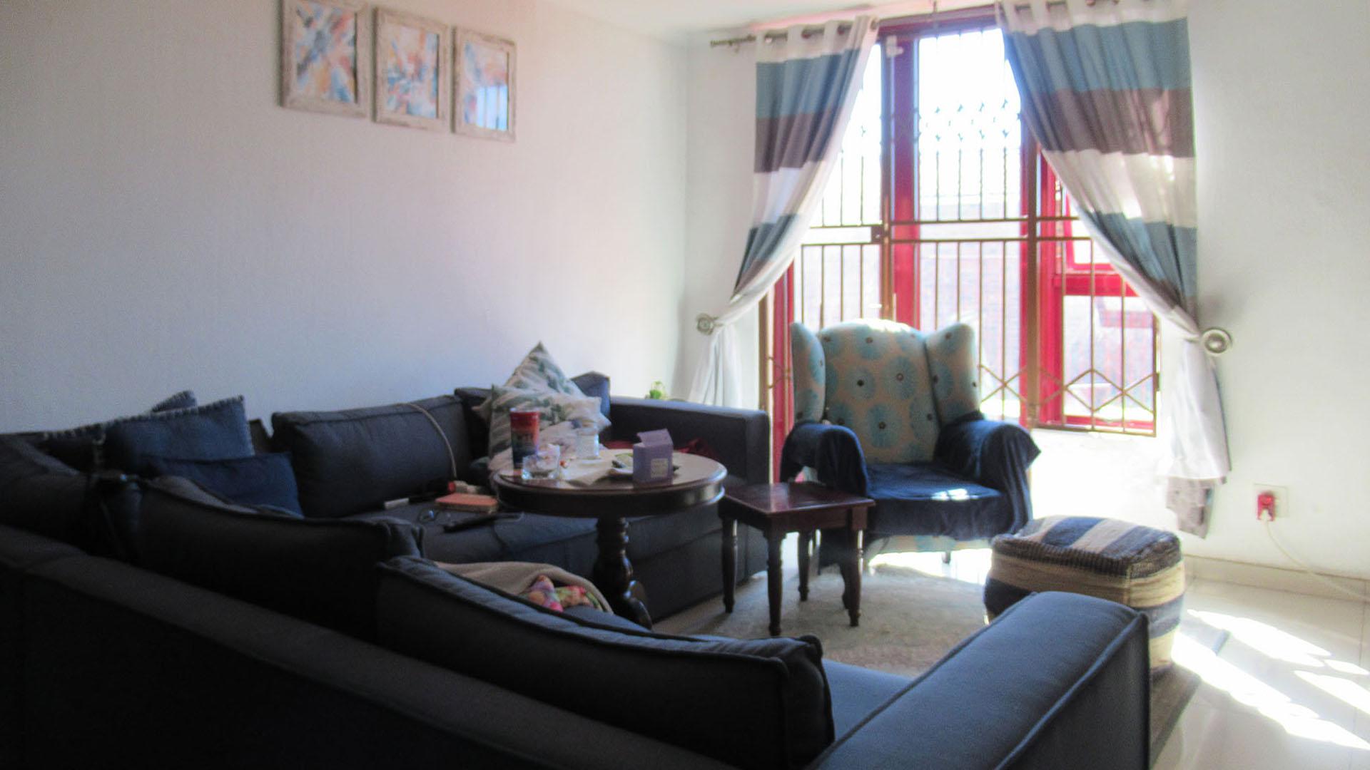 Lounges - 15 square meters of property in The Hill