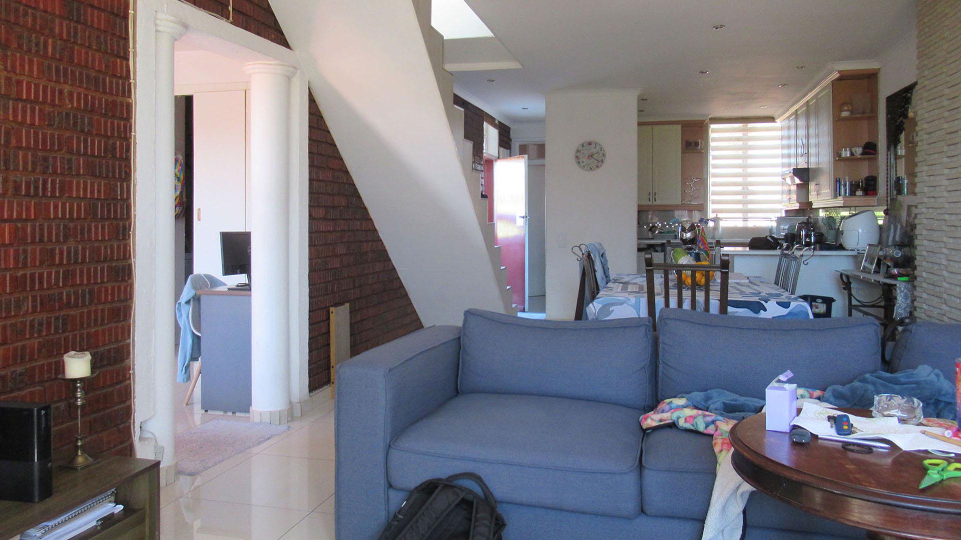Lounges - 15 square meters of property in The Hill