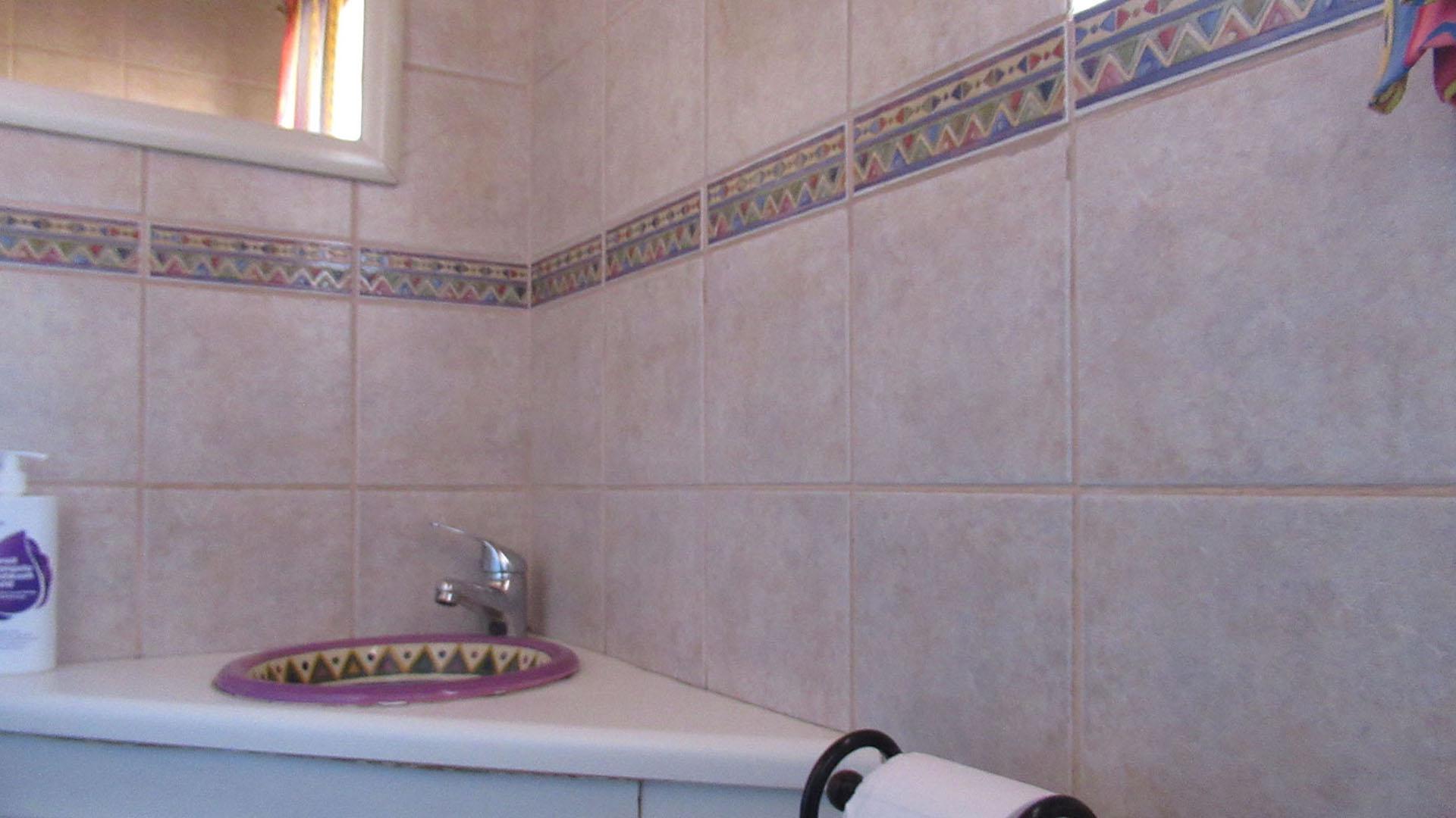 Guest Toilet - 2 square meters of property in The Hill