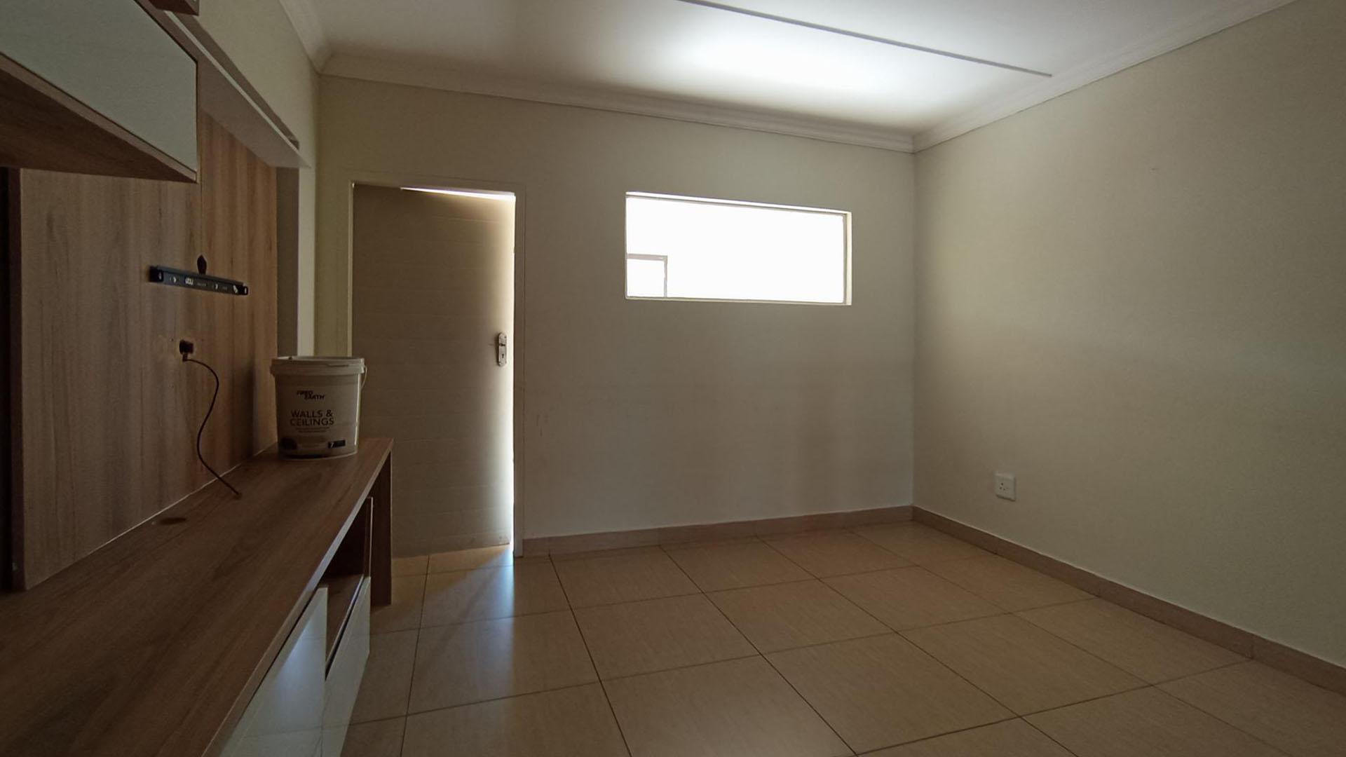 Lounges - 17 square meters of property in Andeon