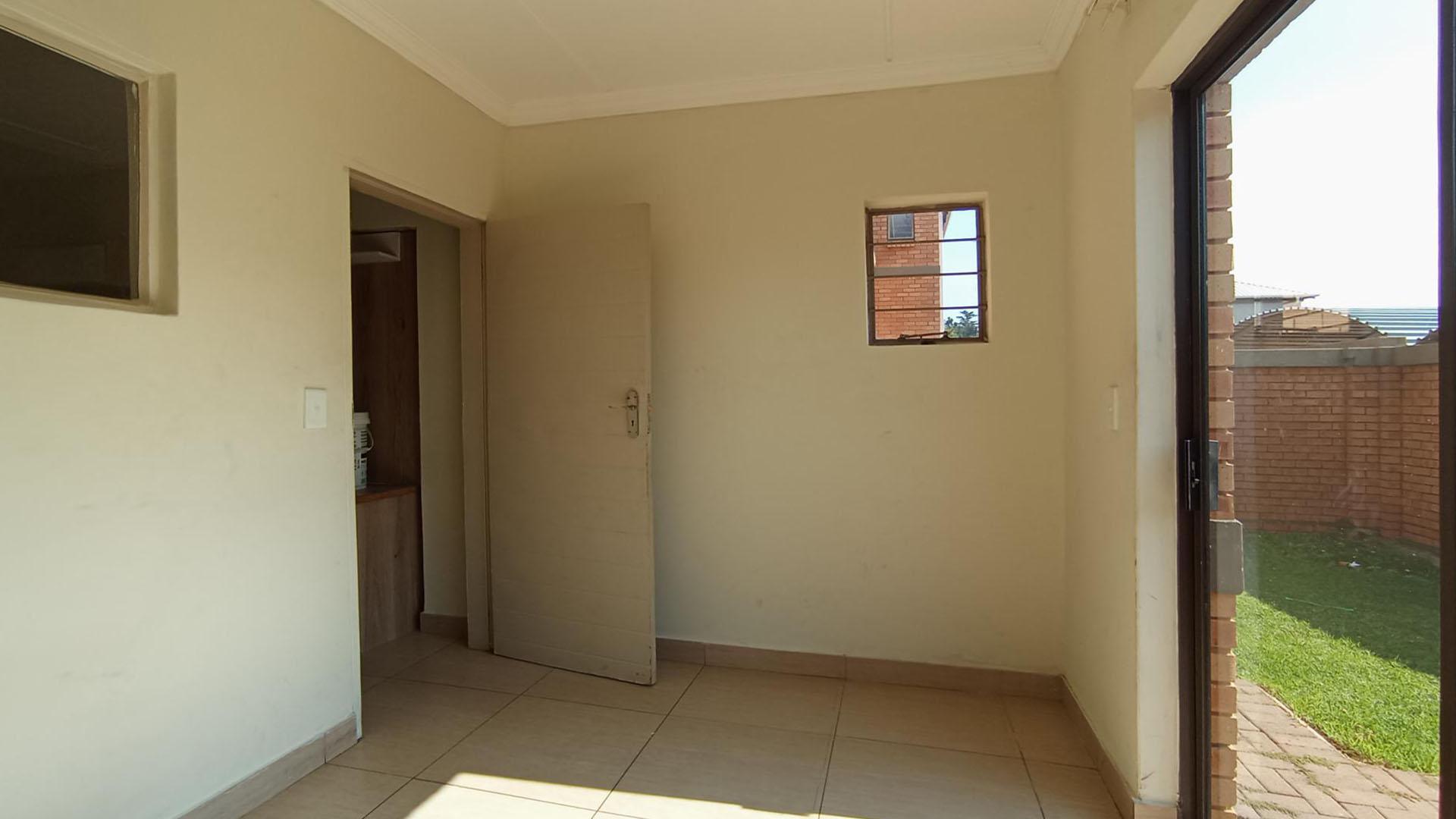 Dining Room - 10 square meters of property in Andeon