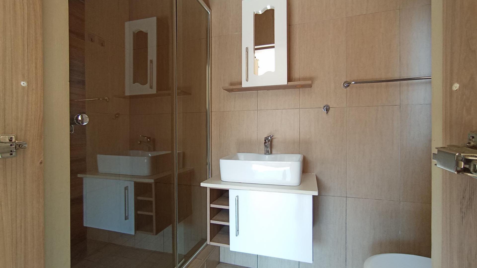 Main Bathroom - 15 square meters of property in Andeon