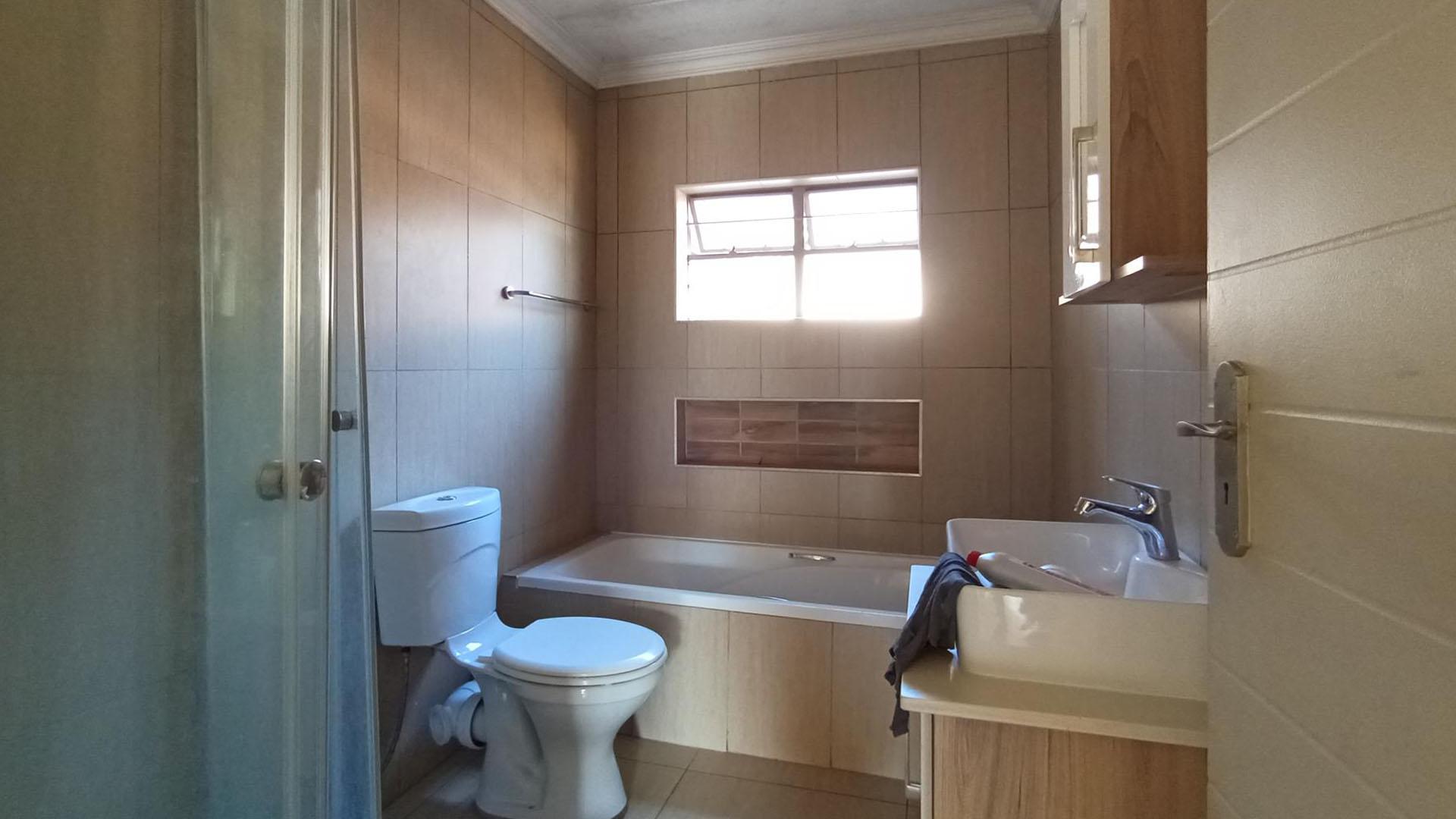Bathroom 1 - 5 square meters of property in Andeon