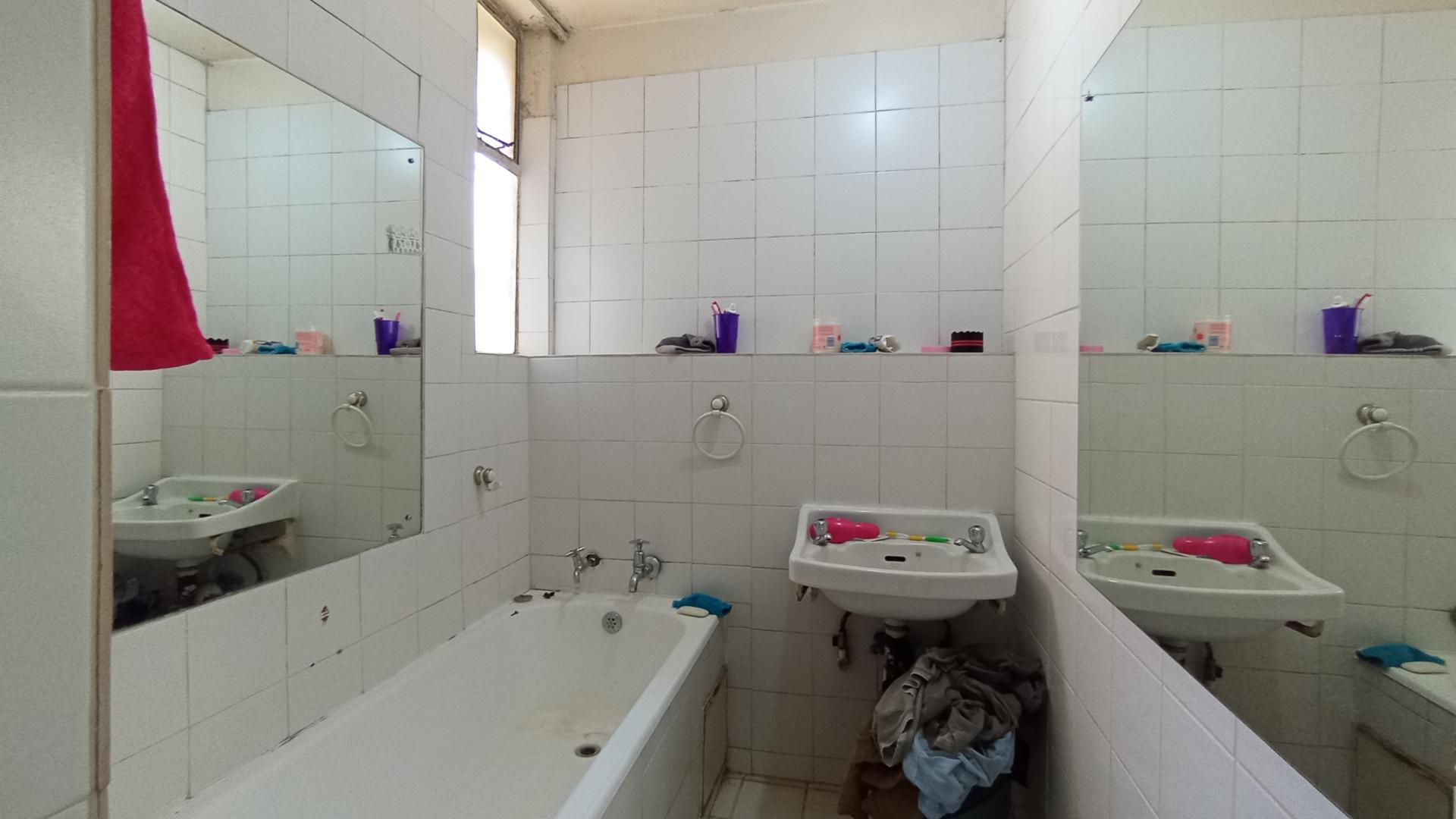 Bathroom 1 - 6 square meters of property in Sunnyside
