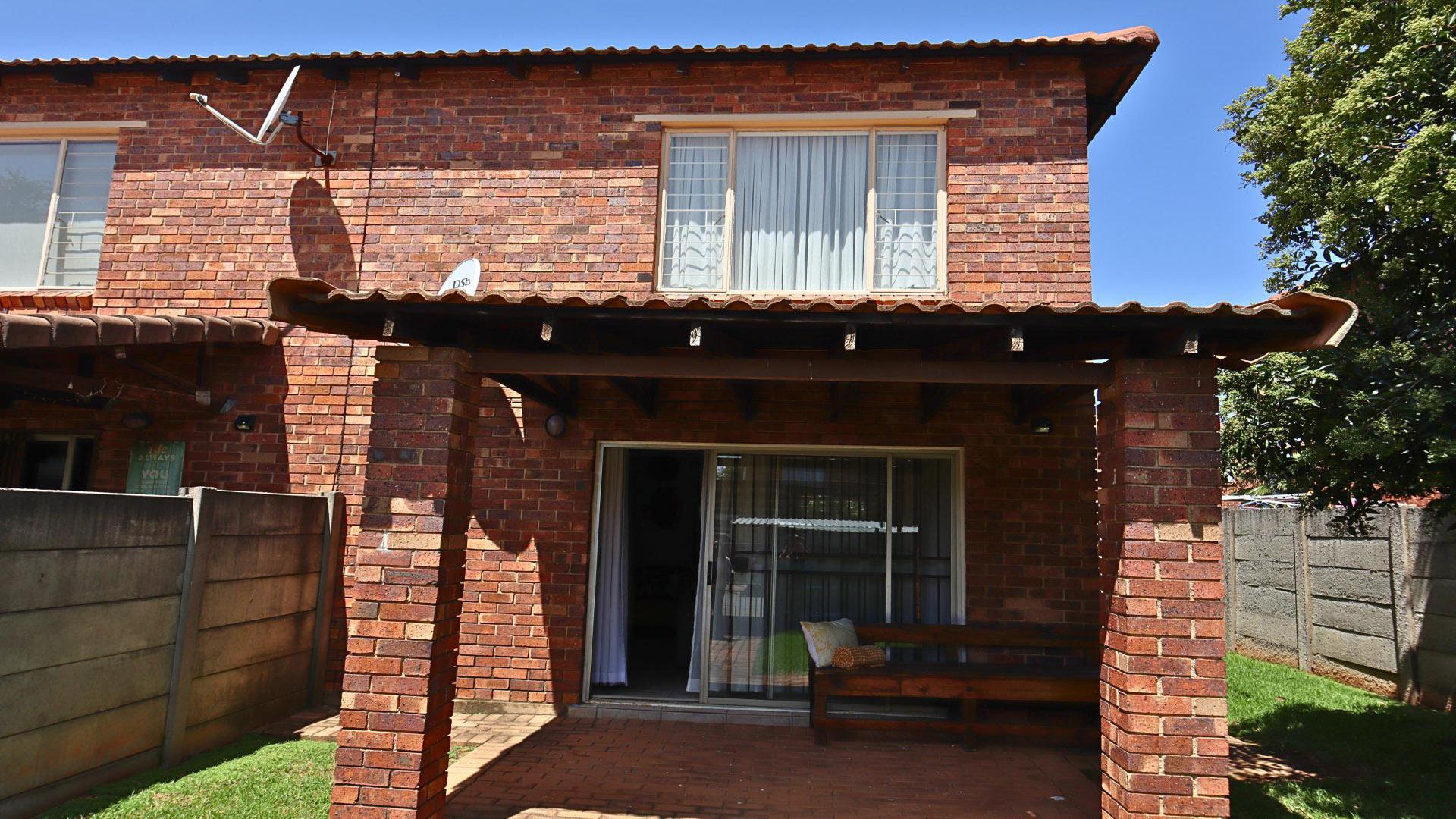 Front View of property in Florida Glen