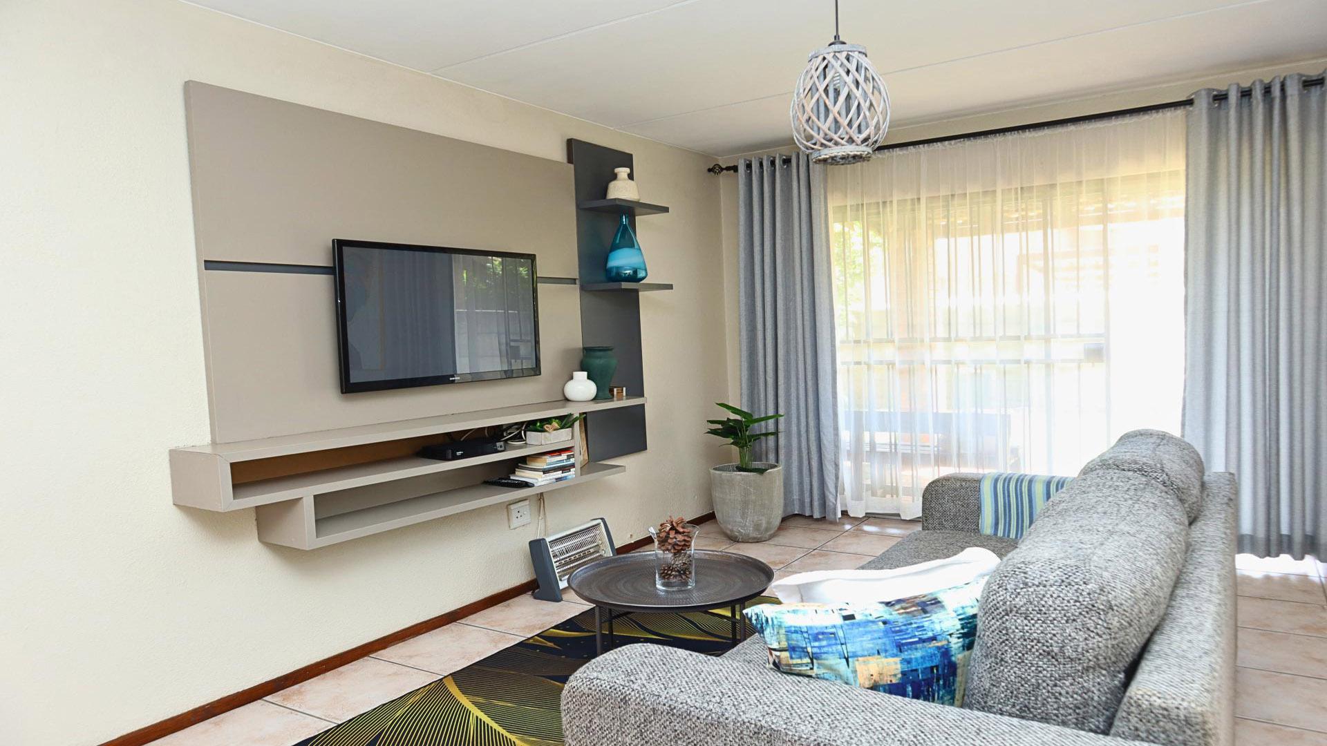 Lounges of property in Florida Glen