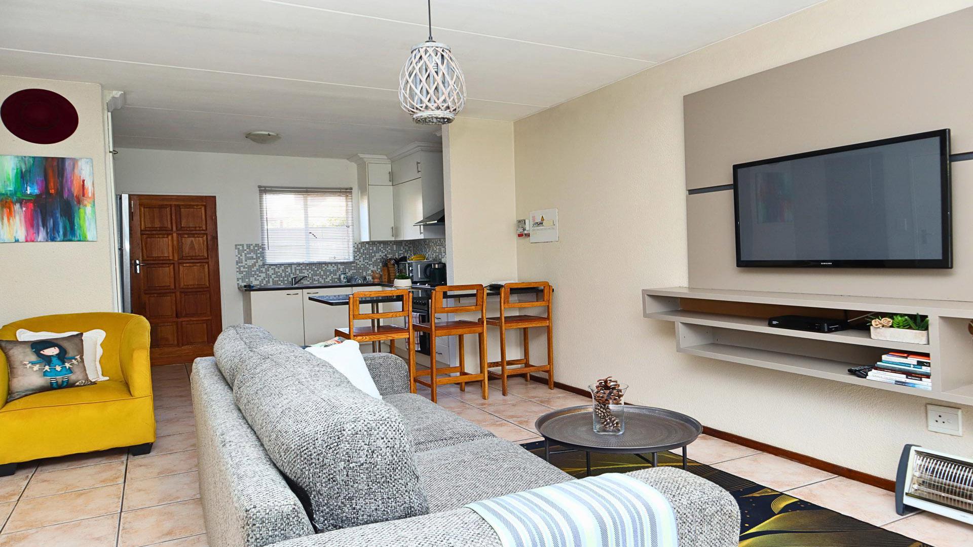 Lounges of property in Florida Glen