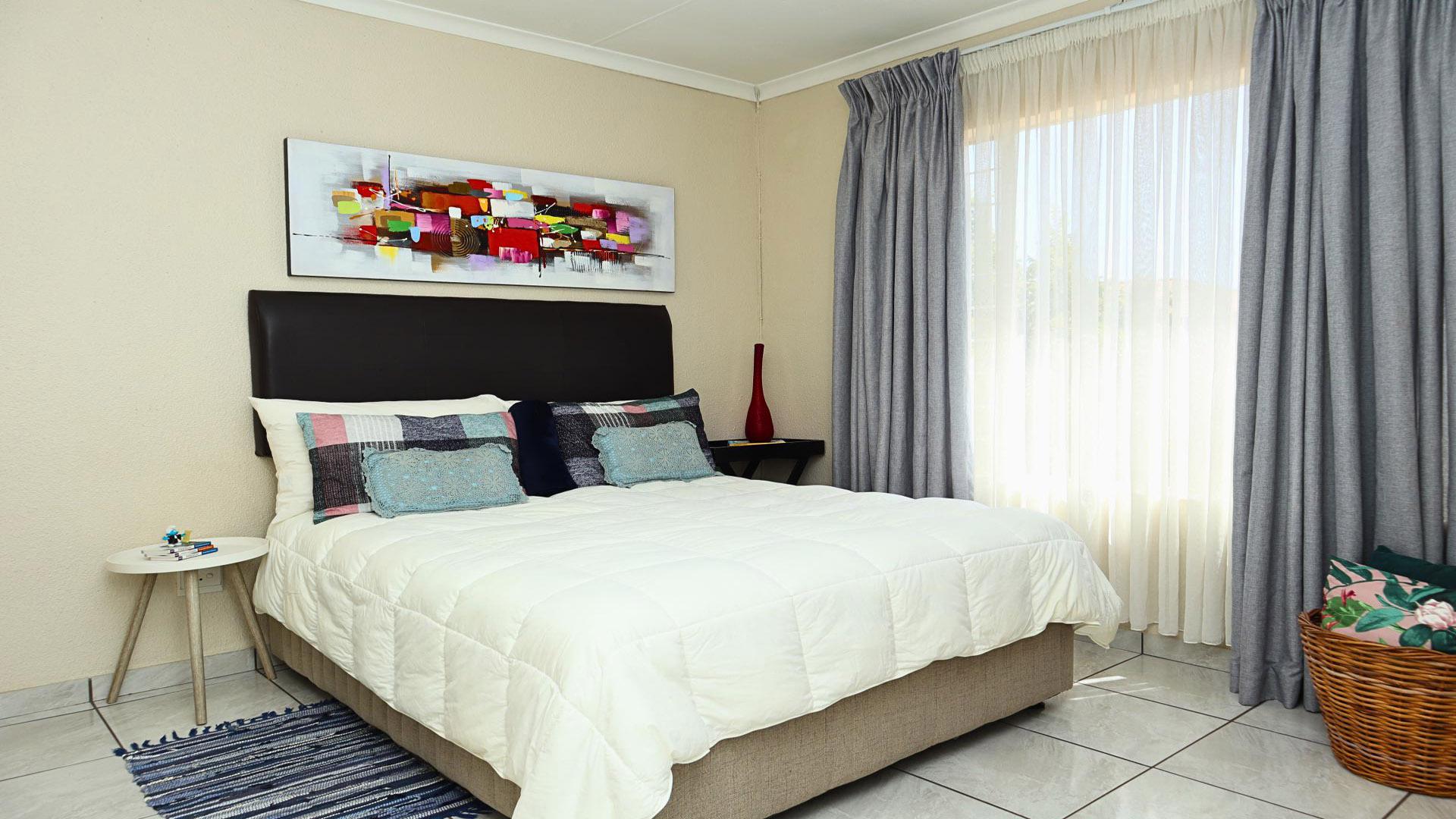 Bed Room 1 of property in Florida Glen