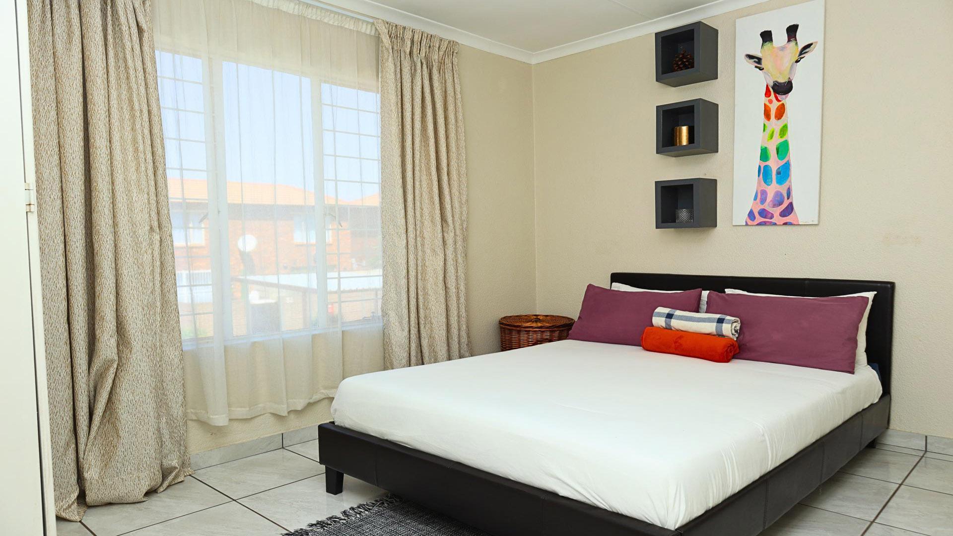 Bed Room 2 of property in Florida Glen