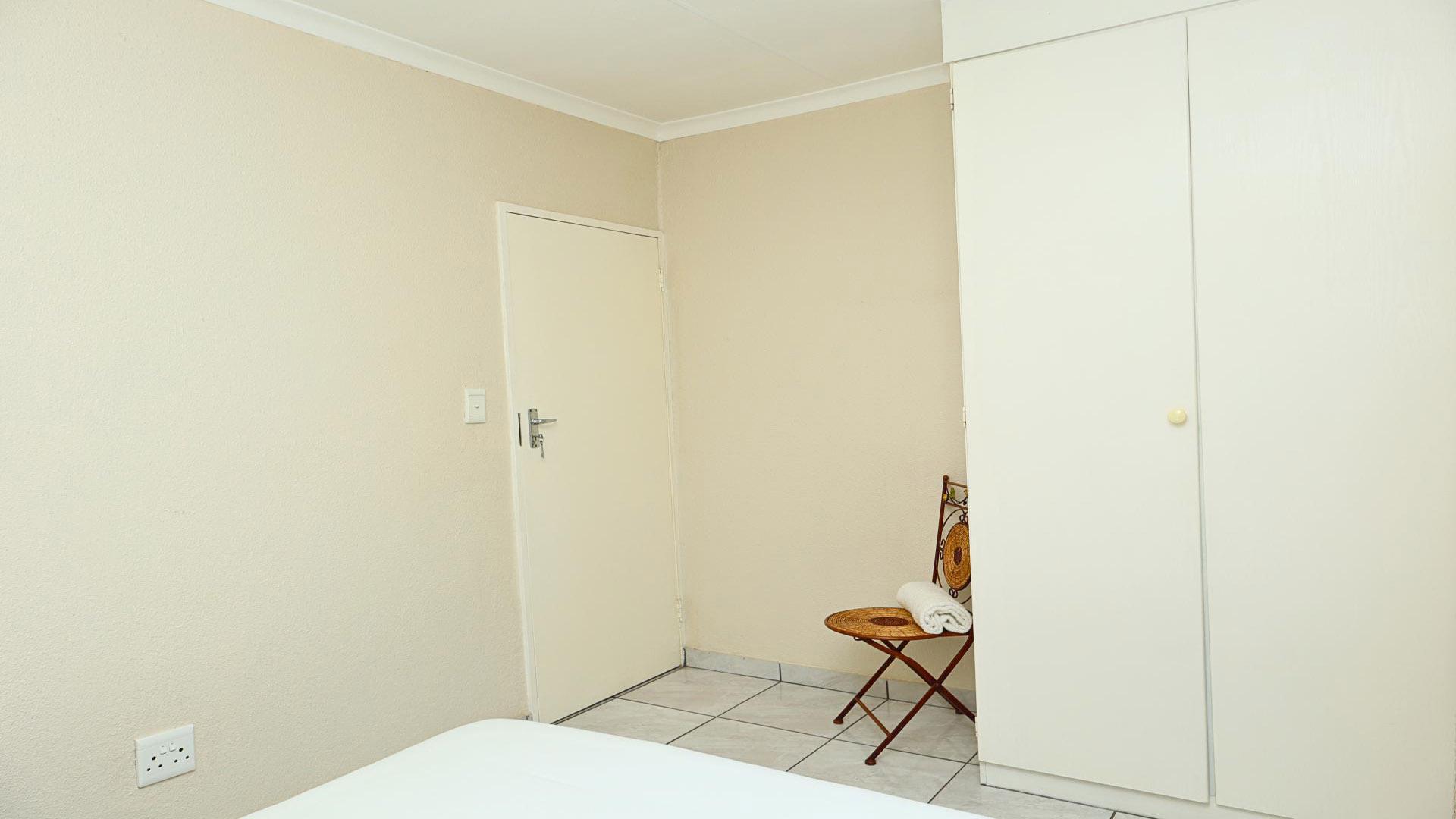 Bed Room 2 of property in Florida Glen