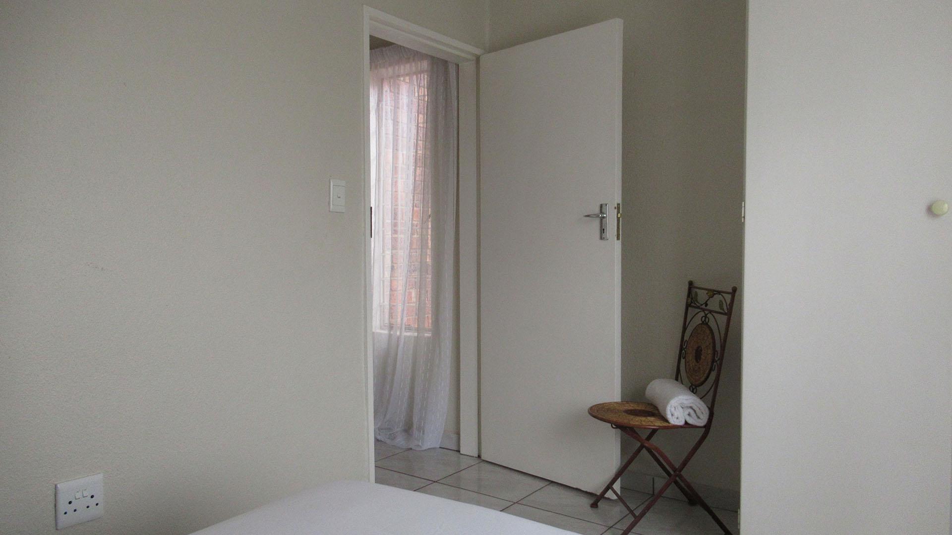 Bed Room 1 - 12 square meters of property in Florida Glen