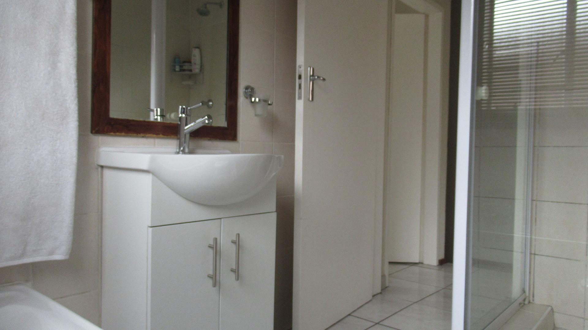 Bathroom 1 - 7 square meters of property in Florida Glen