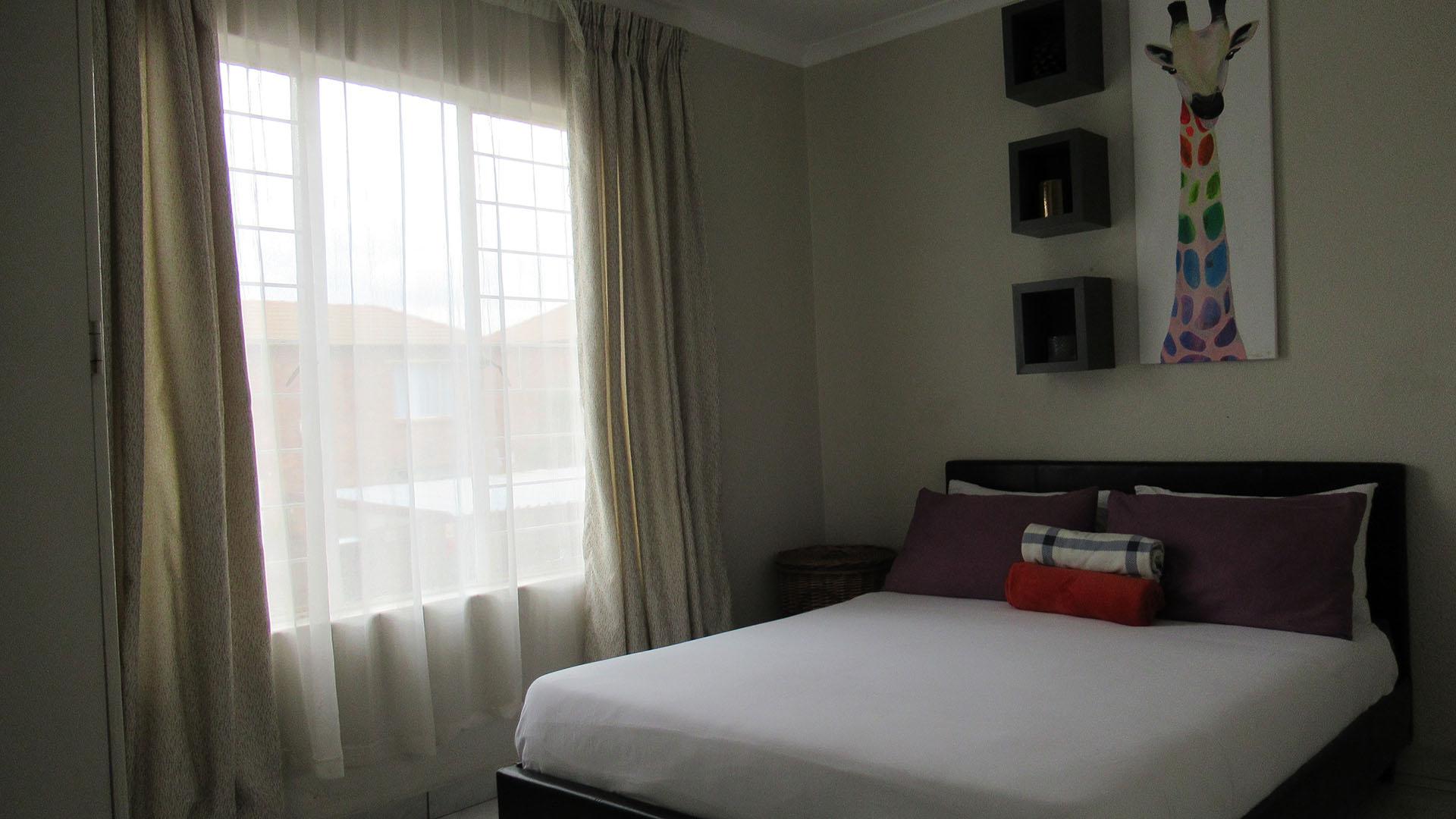 Bed Room 1 - 12 square meters of property in Florida Glen