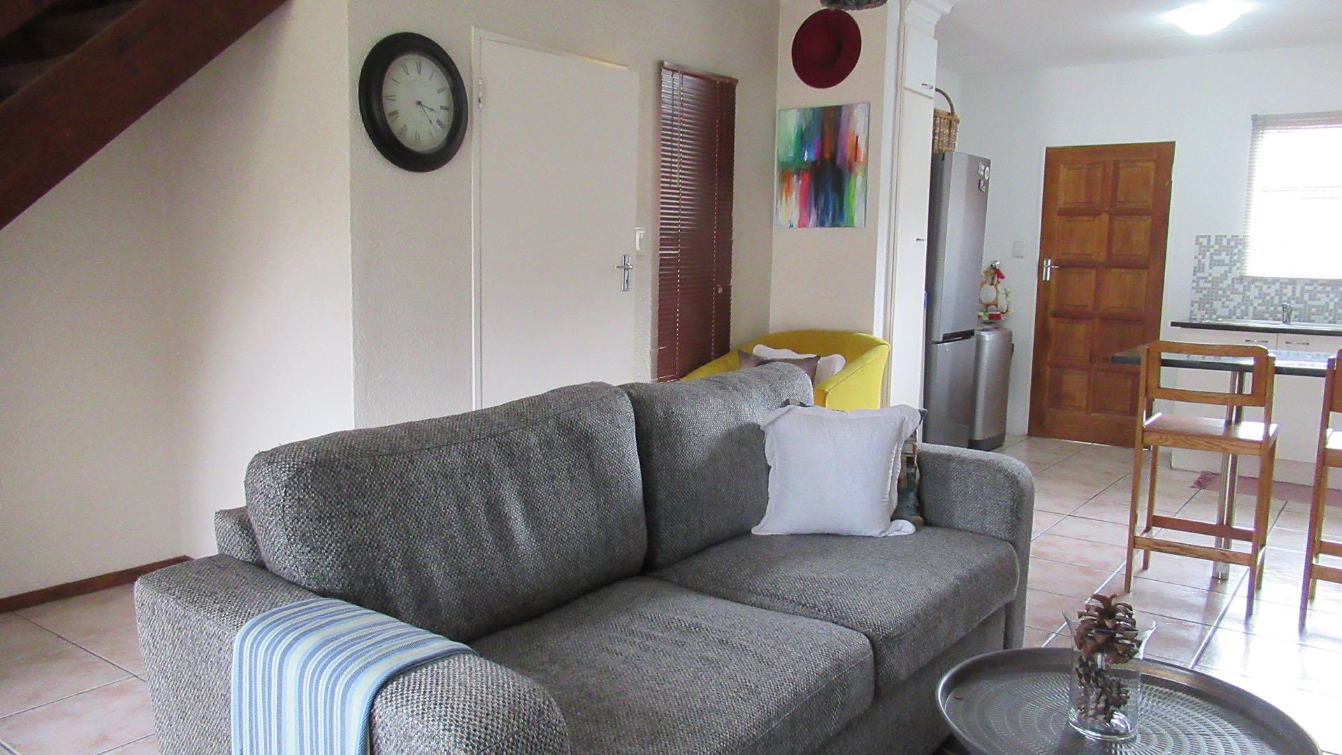 Lounges - 22 square meters of property in Florida Glen