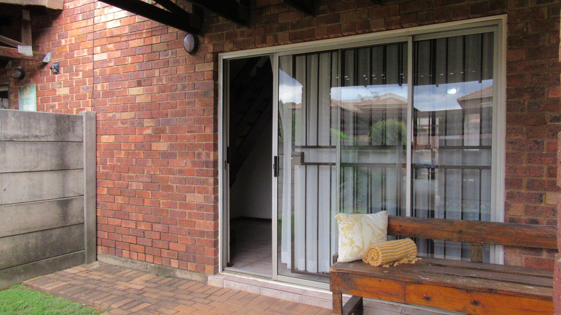 Patio - 10 square meters of property in Florida Glen