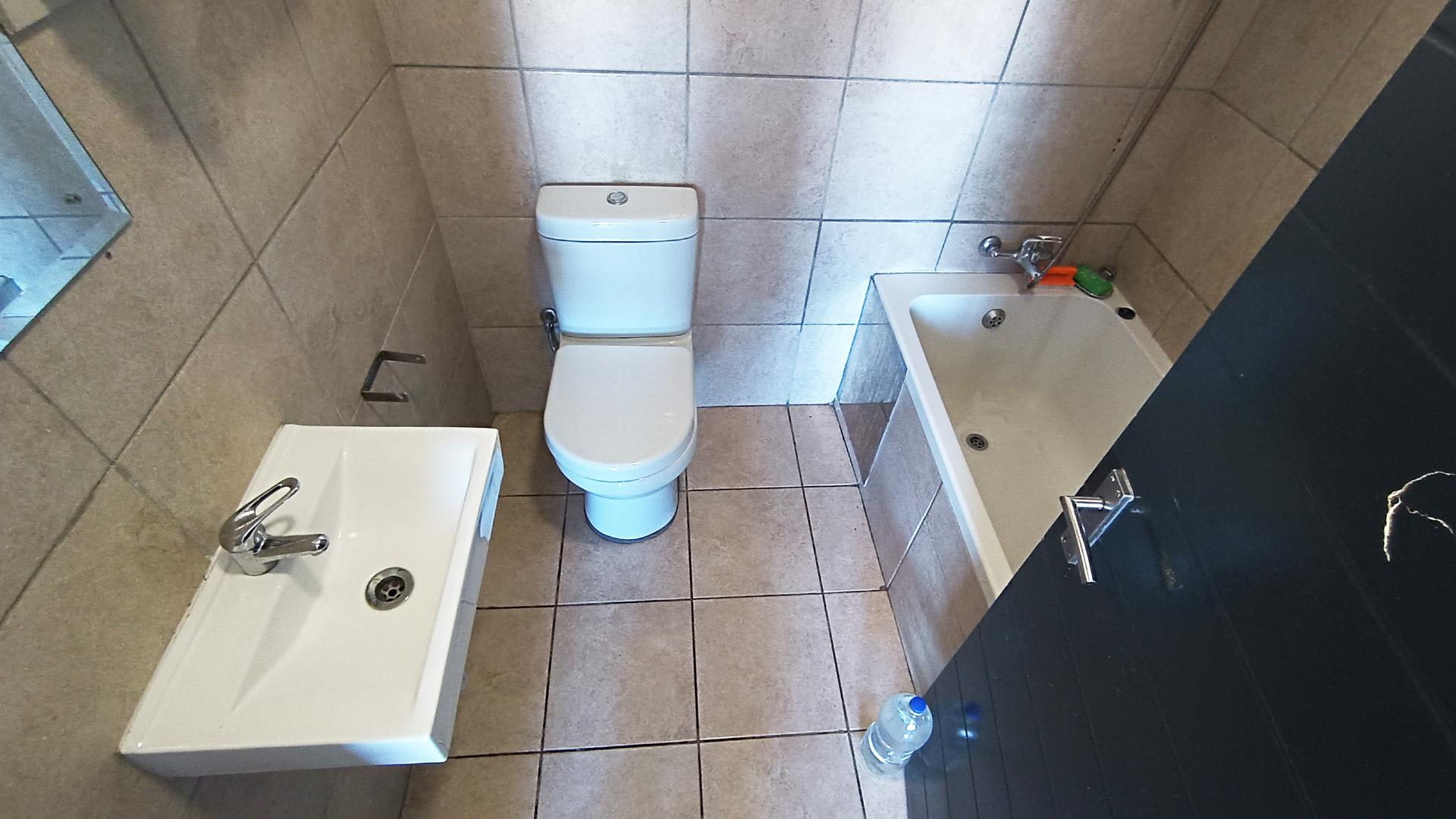 Bathroom 1 - 4 square meters of property in Belhar