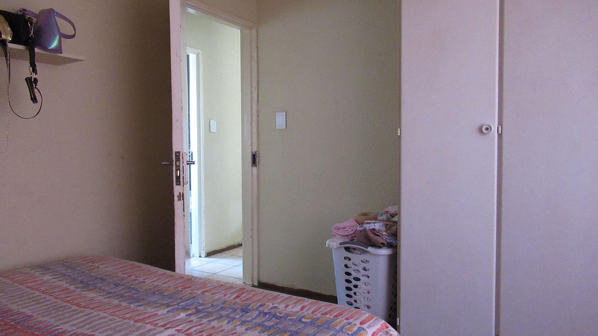 Bed Room 1 - 11 square meters of property in Groblerpark