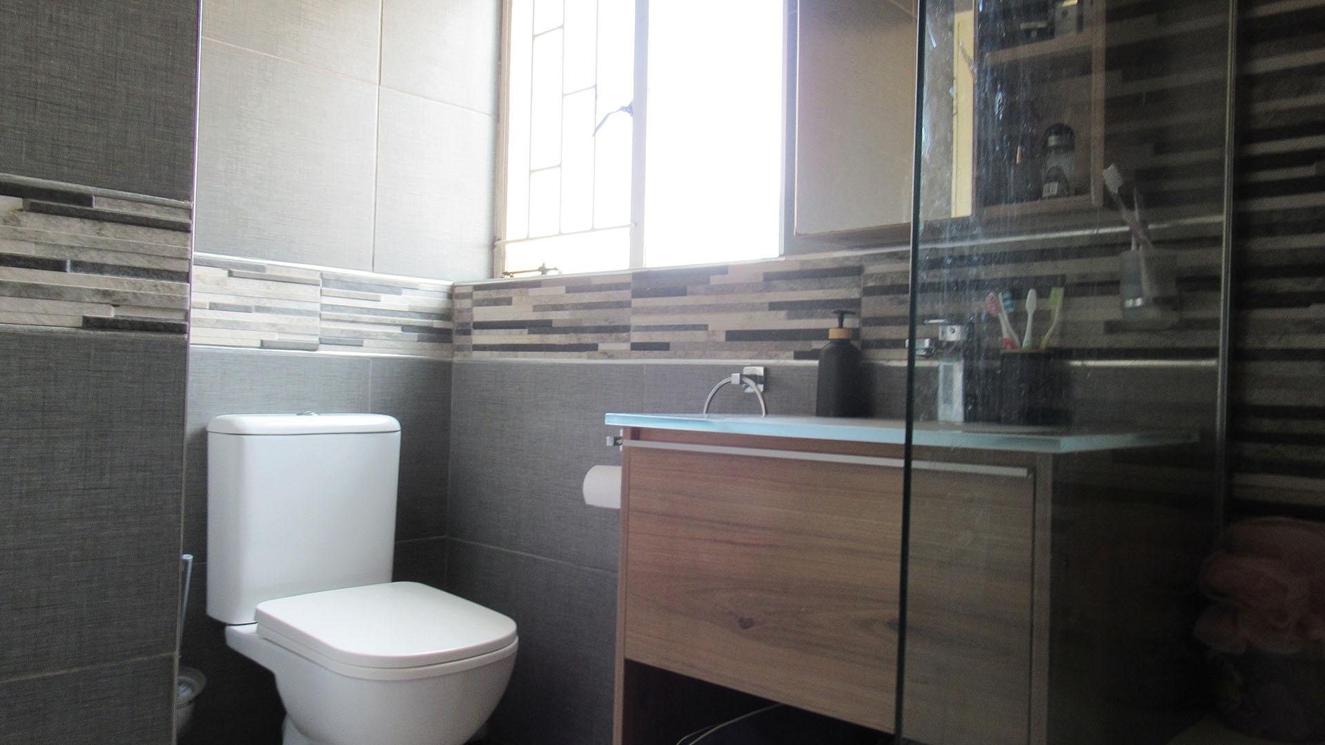 Bathroom 1 - 6 square meters of property in Groblerpark