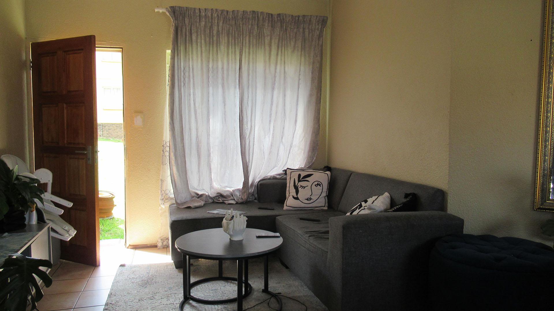 Lounges - 16 square meters of property in Groblerpark