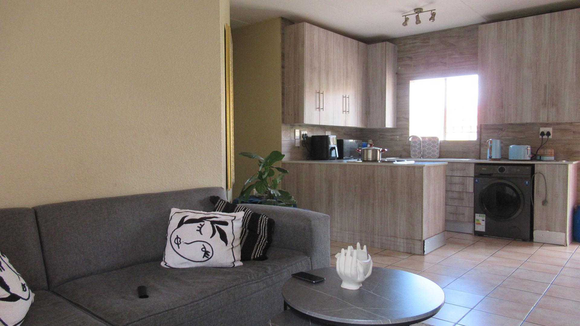 Lounges - 16 square meters of property in Groblerpark