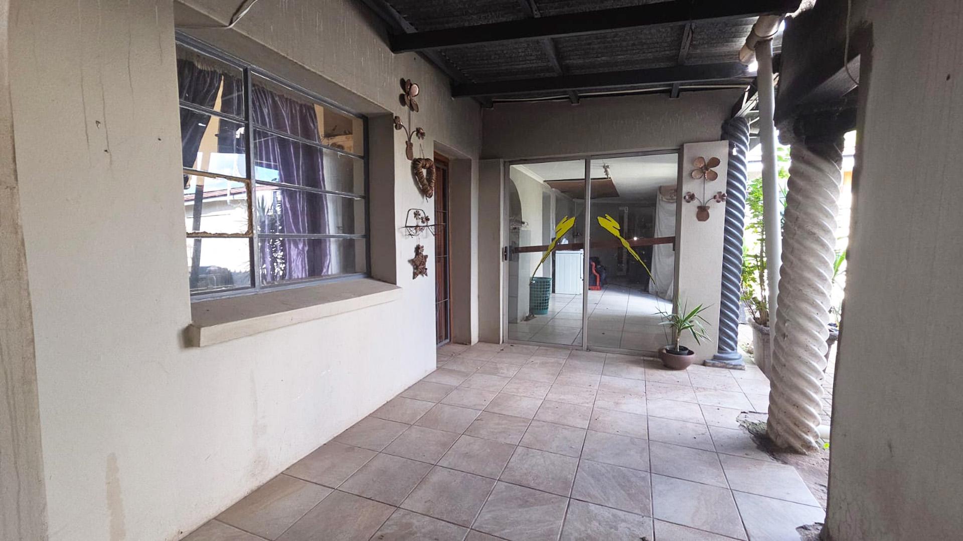 Patio of property in Queenstown