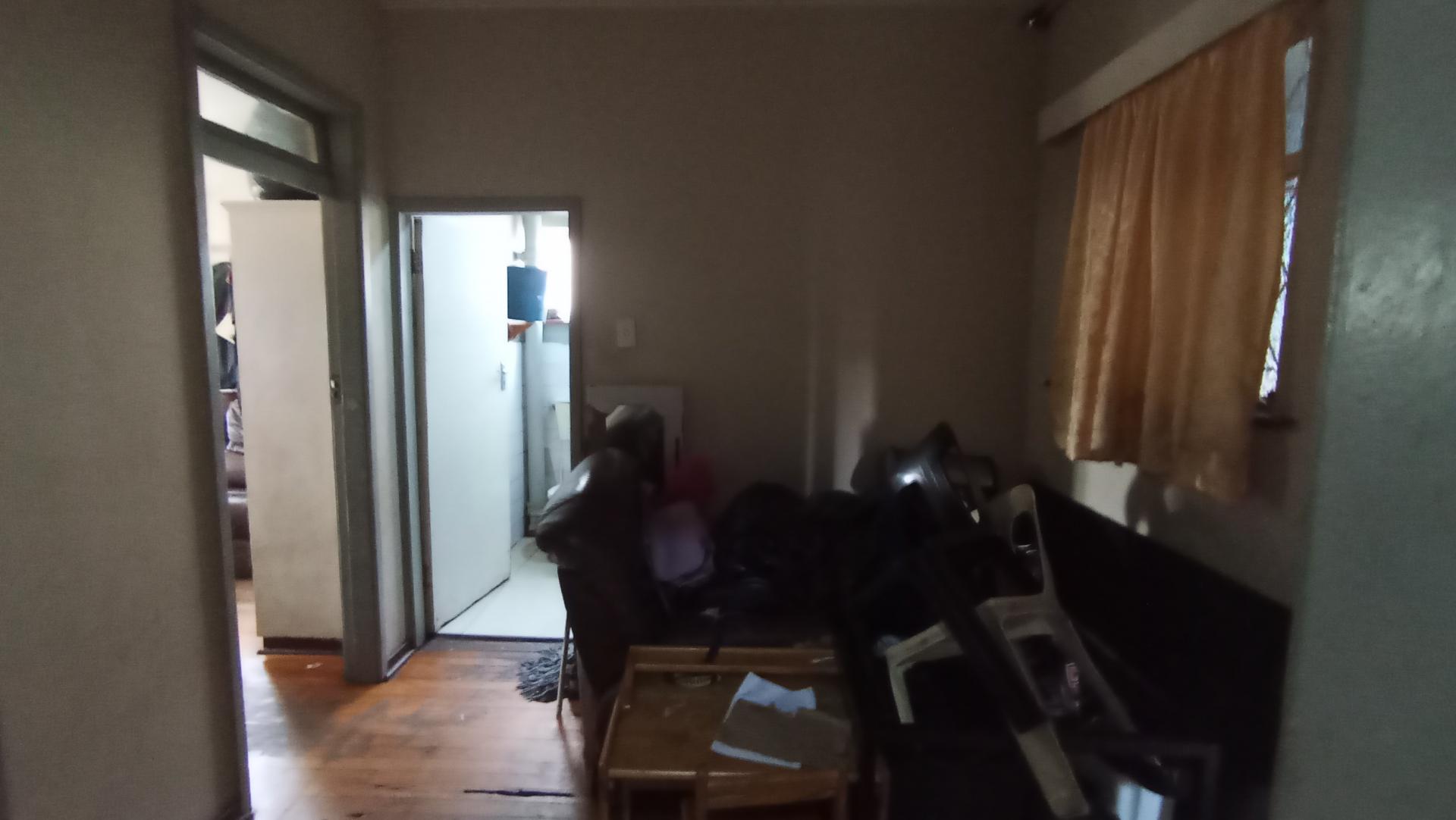Lounges - 6 square meters of property in Bulwer (Dbn)