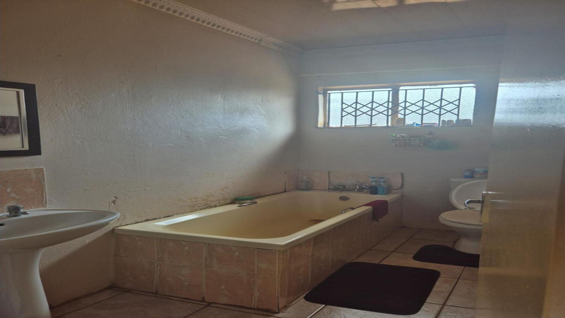 Bathroom 1 of property in Zeerust