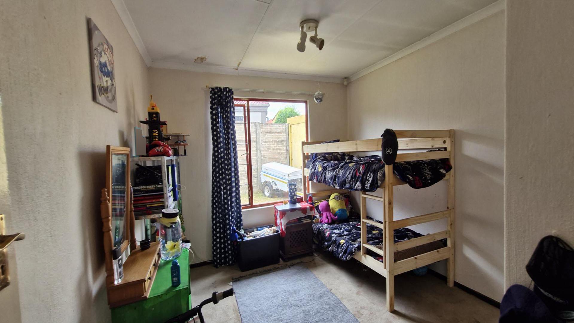 Bed Room 1 of property in Barbeque Downs