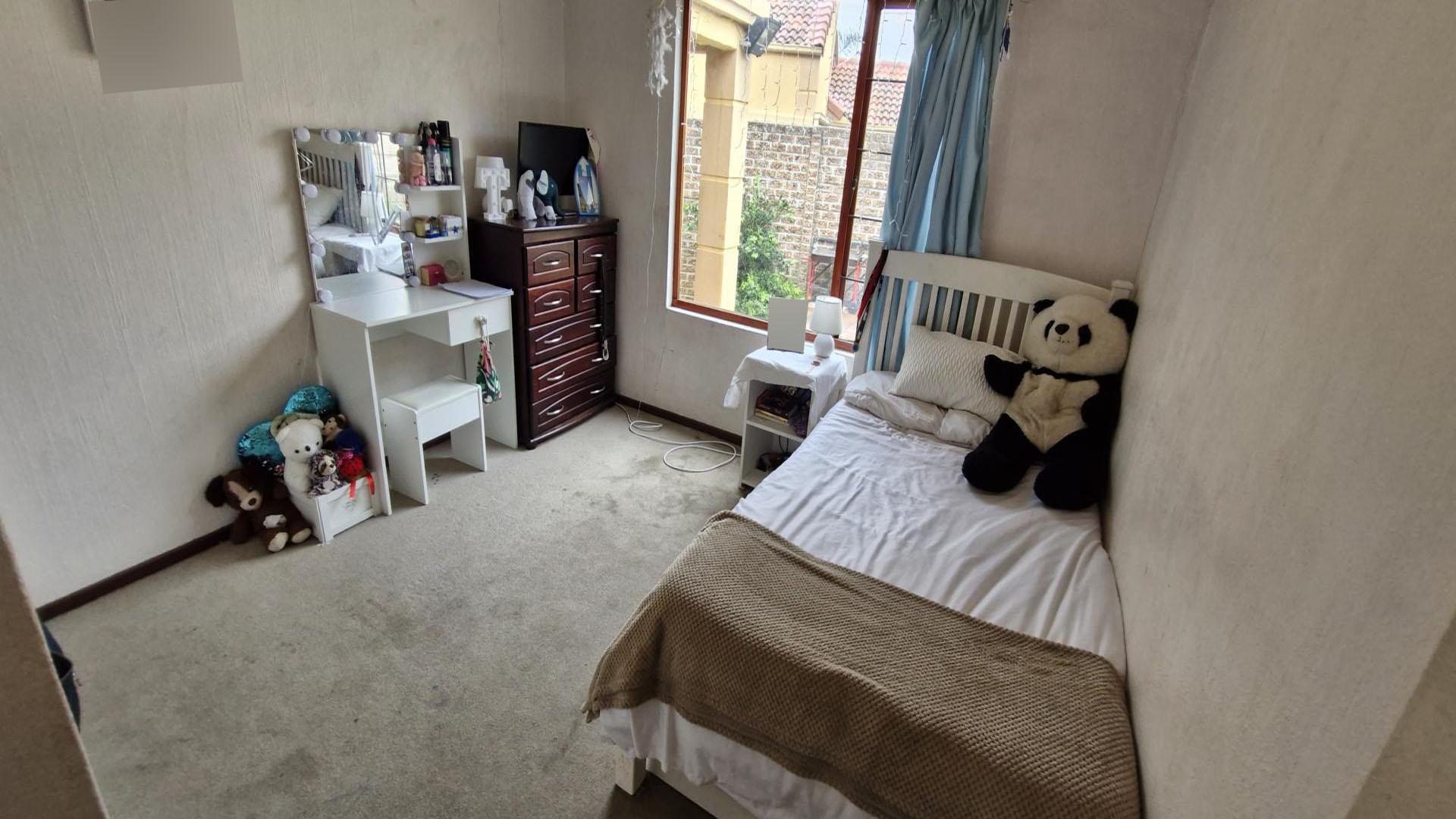 Bed Room 2 of property in Barbeque Downs