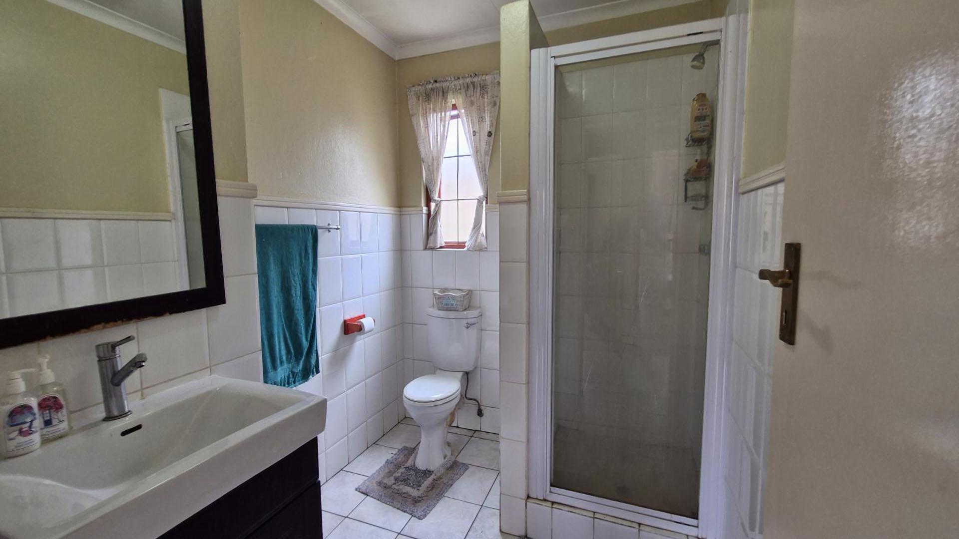 Bathroom 1 of property in Barbeque Downs