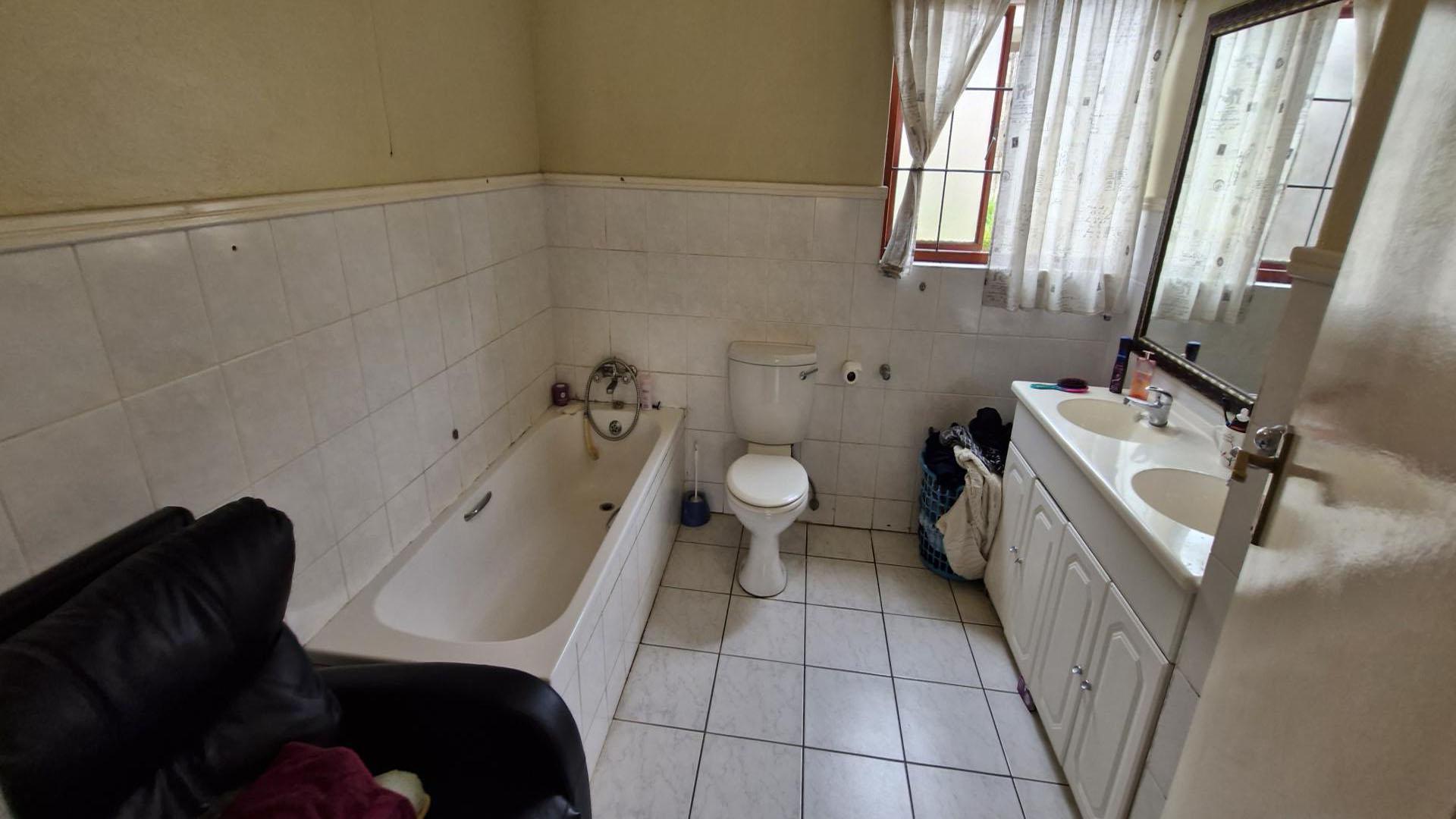 Bathroom 2 of property in Barbeque Downs