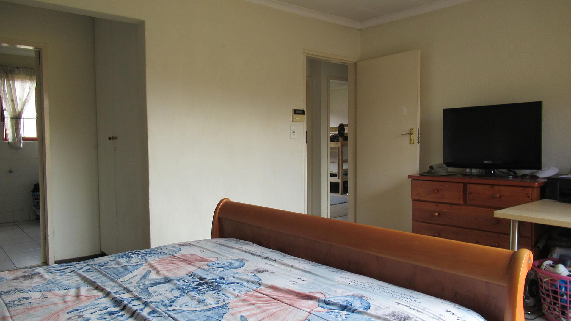 Main Bedroom - 31 square meters of property in Barbeque Downs
