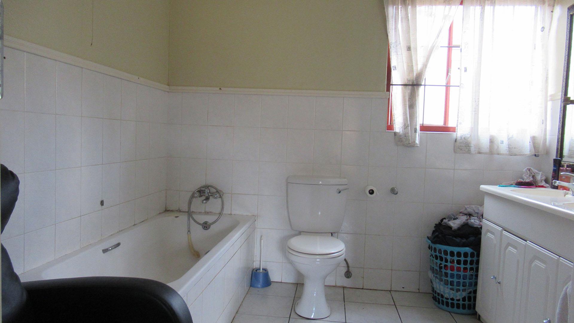 Main Bathroom of property in Barbeque Downs
